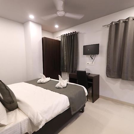 Nirpra Regency Hotel New Delhi Bagian luar foto