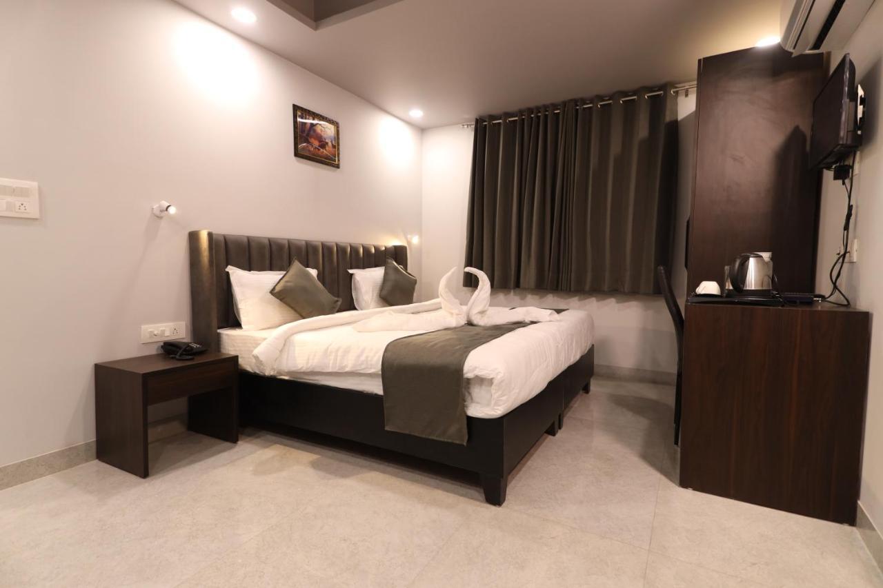 Nirpra Regency Hotel New Delhi Bagian luar foto