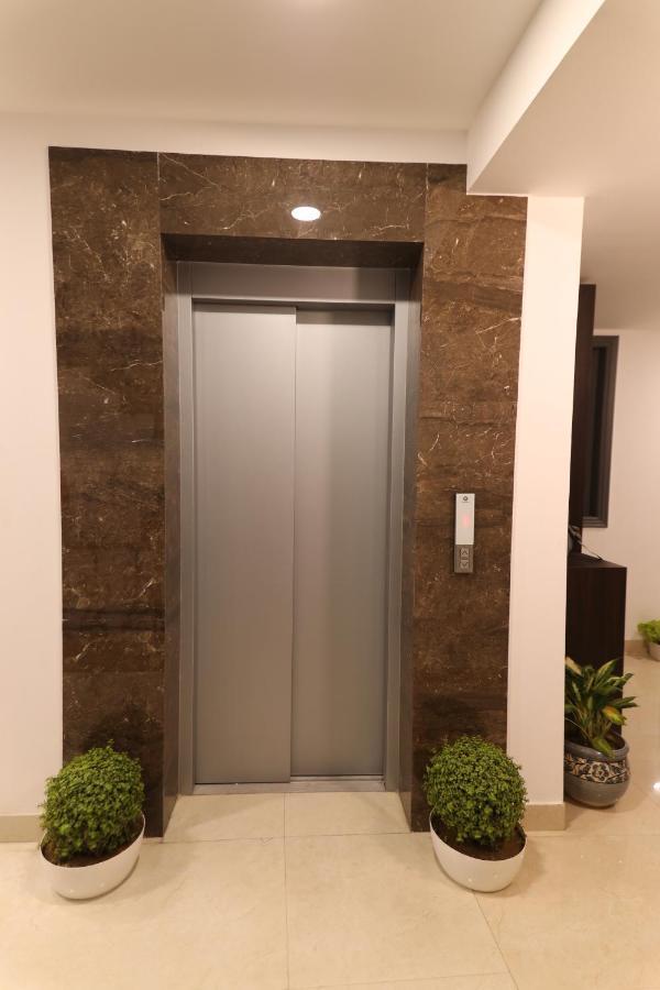 Nirpra Regency Hotel New Delhi Bagian luar foto
