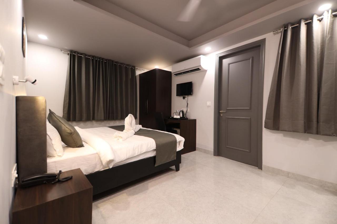 Nirpra Regency Hotel New Delhi Bagian luar foto