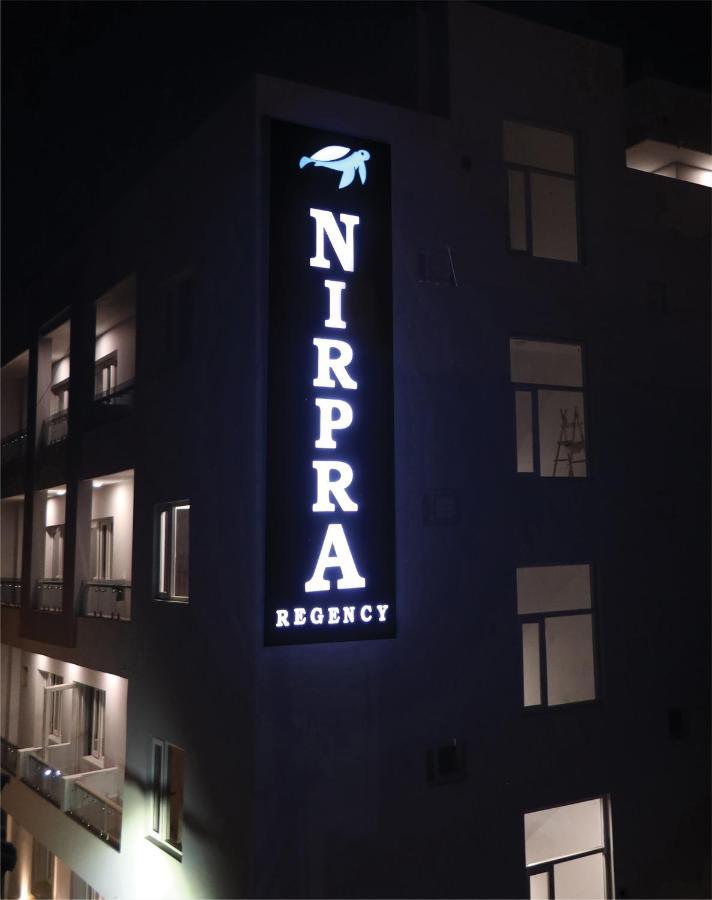 Nirpra Regency Hotel New Delhi Bagian luar foto