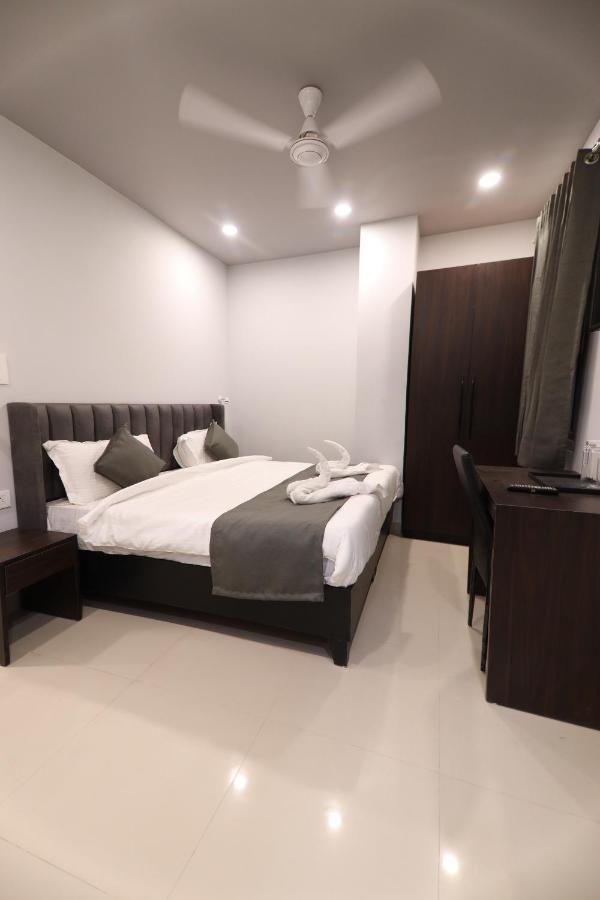 Nirpra Regency Hotel New Delhi Bagian luar foto