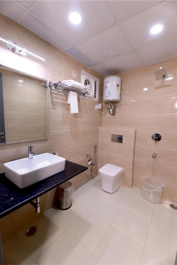 Nirpra Regency Hotel New Delhi Bagian luar foto