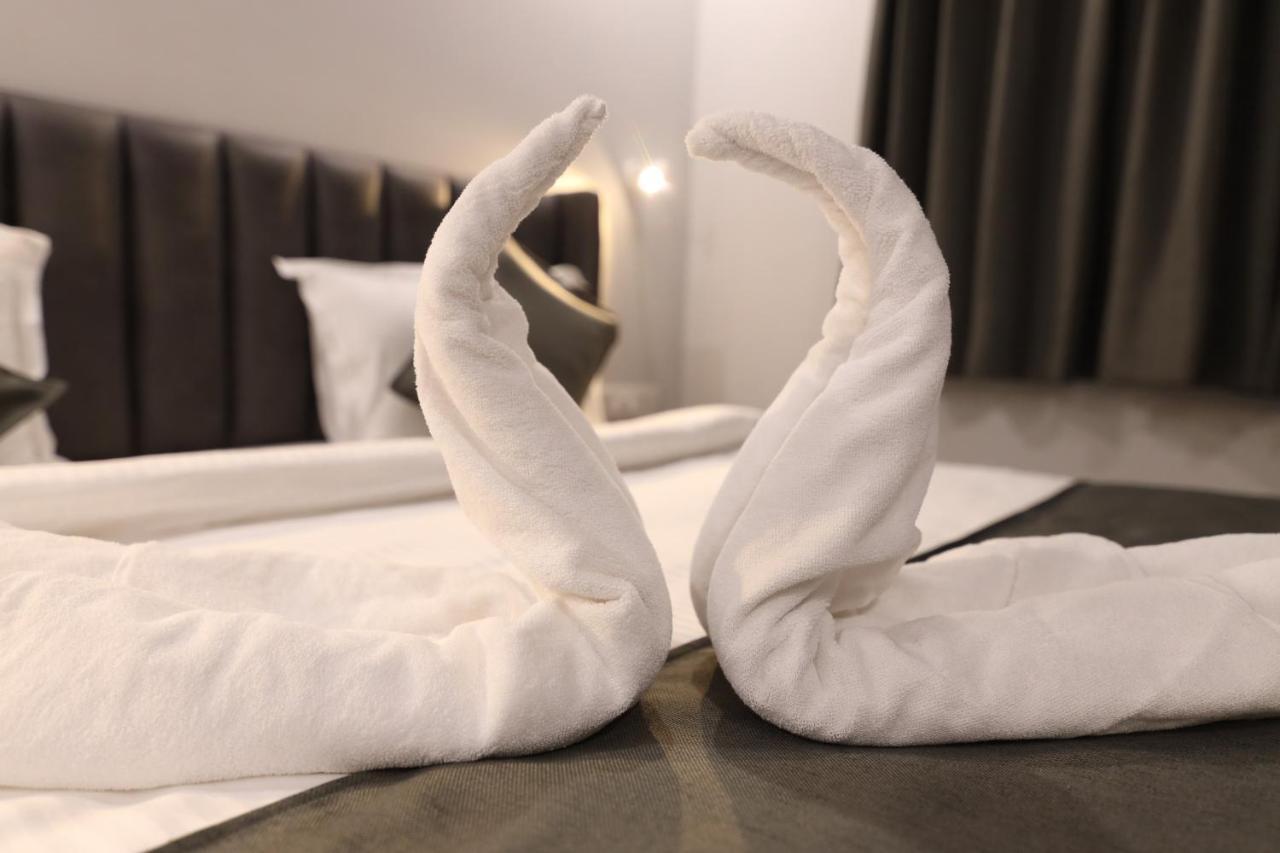 Nirpra Regency Hotel New Delhi Bagian luar foto