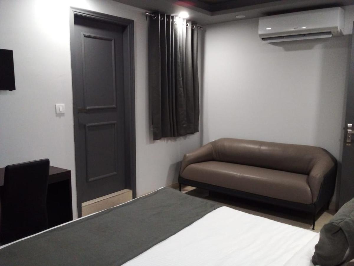 Nirpra Regency Hotel New Delhi Bagian luar foto