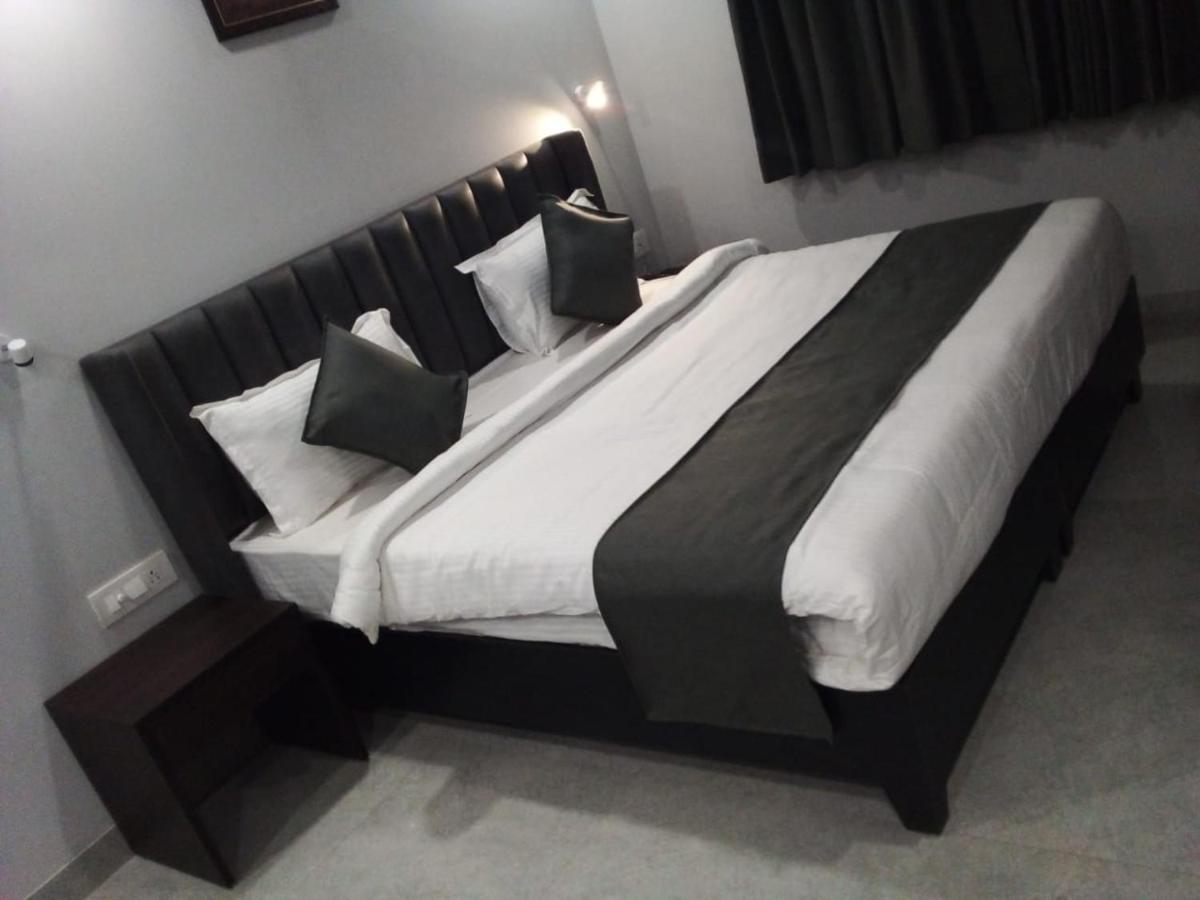 Nirpra Regency Hotel New Delhi Bagian luar foto